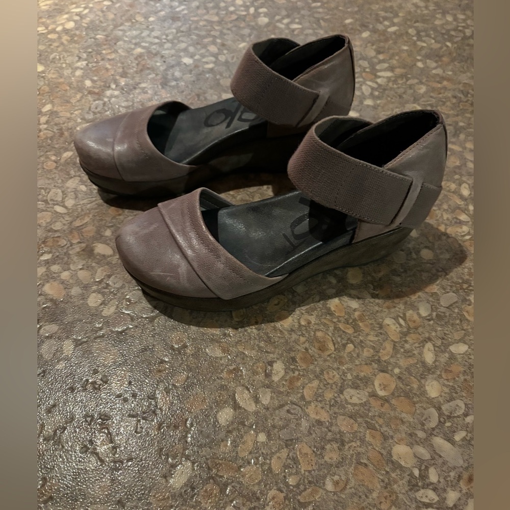 Women’s size 7 OTBT leather shoes